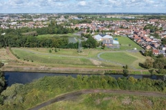 Un belvédère créé offre une vue sur les berges de la Souchez