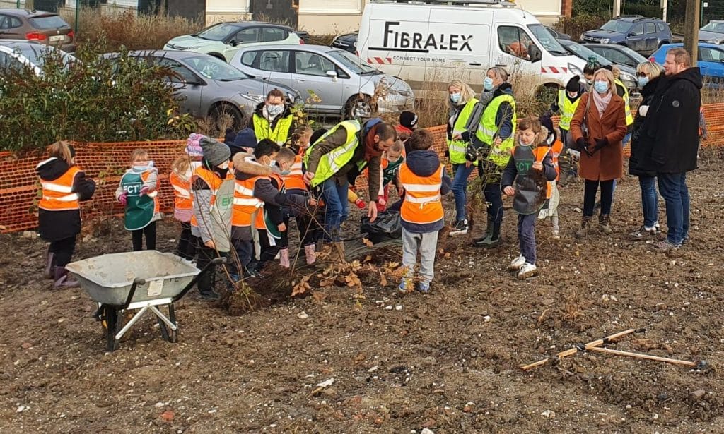 Plantations sur le site Lens Van Pelt par des élèves d'une école de Lens - Planting on the Lens Van Pelt site by students from a school in Lens