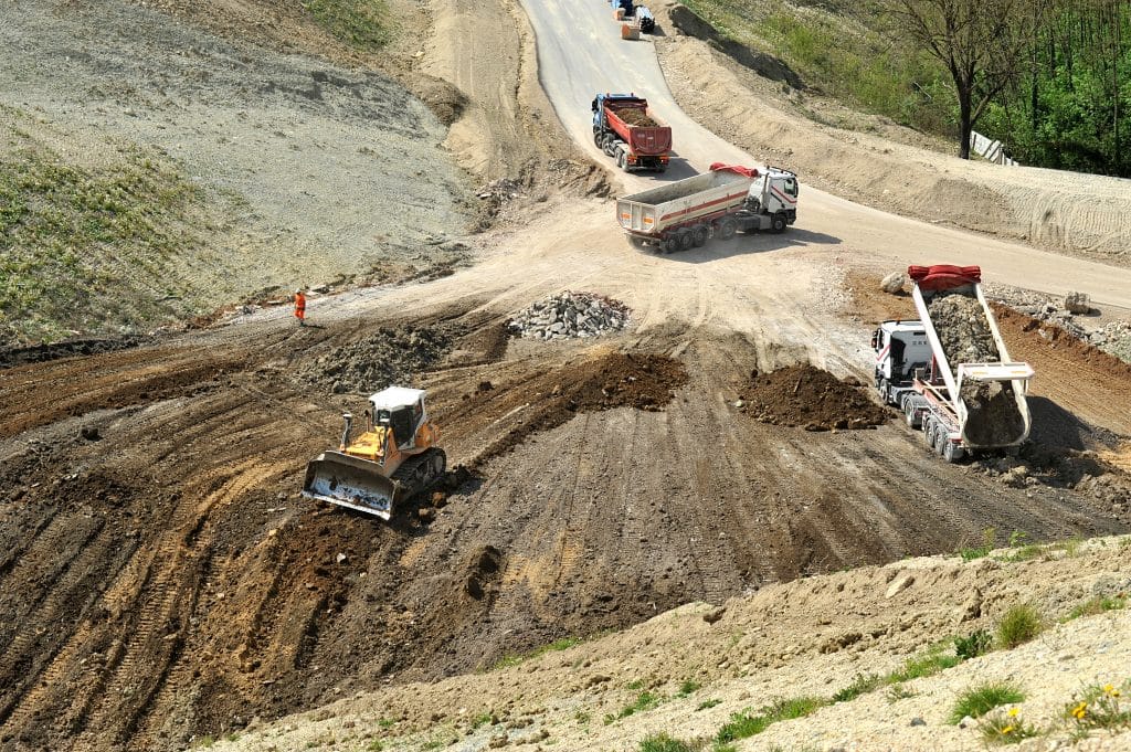 Exploitation site , déchargement des camions et mise en oeuvre des terres, métier ECT